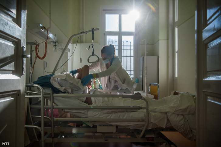 Ápoló lát el egy beteget az Országos Korányi Pulmonológiai Intézet tüdőbelgyógyászati osztályán 2021. február 18-án