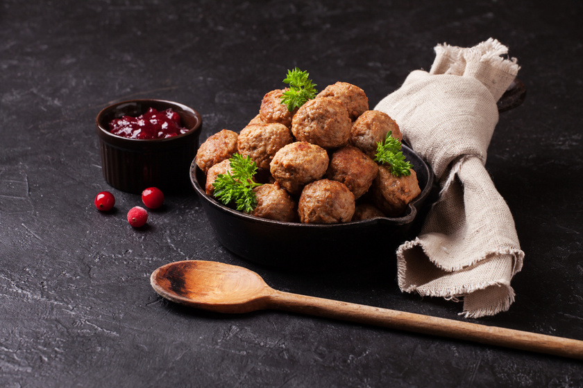 A svéd húsgolyó sokaknak ismerős lehet az IKEA éttermének kínálatából, ez az északi országokban tradicionális ünnepi étel. A Julbordnak nevezett ünnepi menü esszenciális részét képezi, ahogy az erjesztett hering és a "Jansson kísértése" nevű rakott krumpli is.