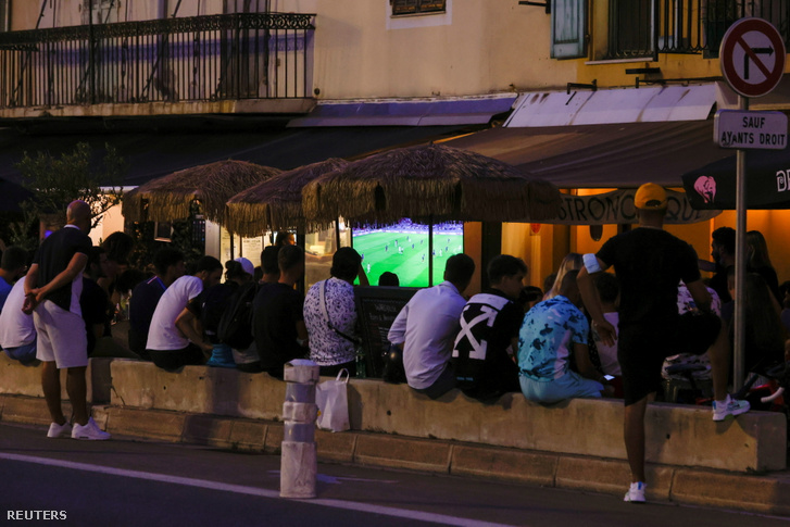 Szurkolók nézik a meccset Nizzában