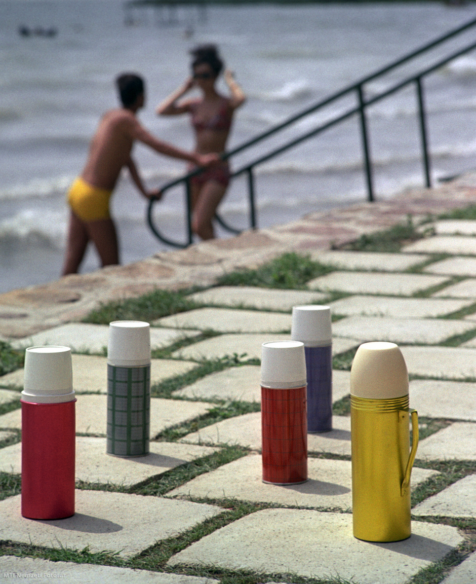 Különböző színű hőpalackok, termoszok egy vízparton 1968. június 19-én. A felvétel készítésének pontos helye ismeretlen