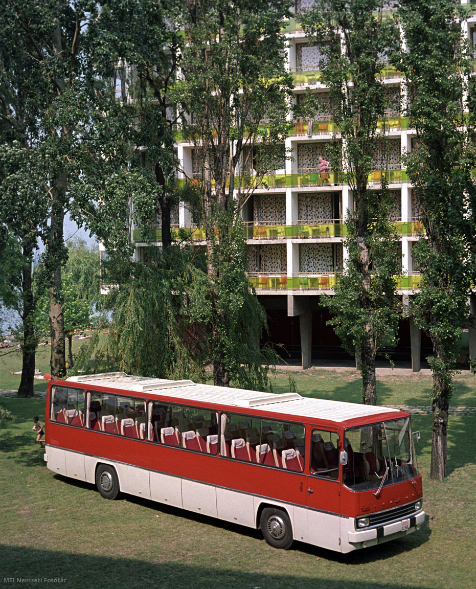 Az Ikarus Karosszéria- és Járműgyárban összeszerelt, távolsági utasszállításra tervezett, Ikarus 250-es típusú autóbusz a Balaton-parti Tihany Szállodánál a MOGÜRT Gépjármű Külkereskedelmi Vállalat számára készült fotón 1967. június 8-án. A jármű többféle kialakítással készül, amit 280 lóerős, hathengeres, Rába-List D11UT típusú dízelmotor mozgat, és 100 kilométer/órás maximális sebességre képes