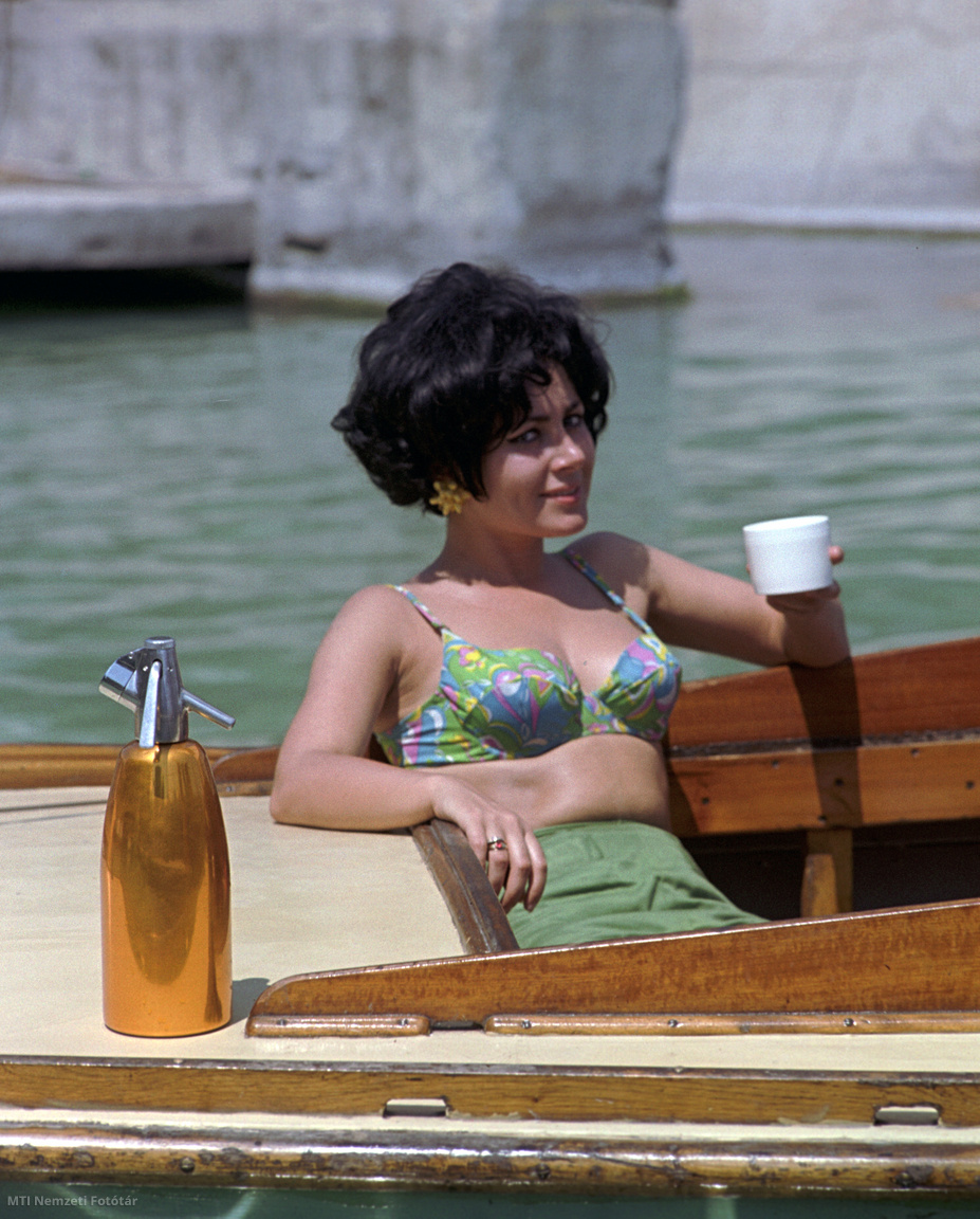 1968. június 19. Modell szódásszifont reklámoz egy vízparton. A felvétel készítésének pontos helye ismeretlen
