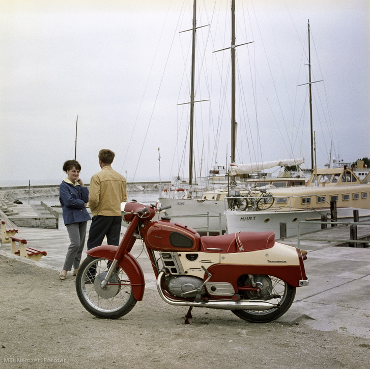 Pannonia motorkerékpár mellett beszélgető pár egy balatoni vitorláskikötőben 1962. július 1-jén