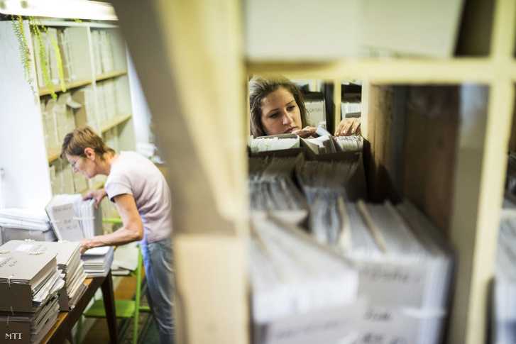 Egy diákmunkás iratokat rendez a nyíregyházi önkormányzat irattárában 2015. július 9-én