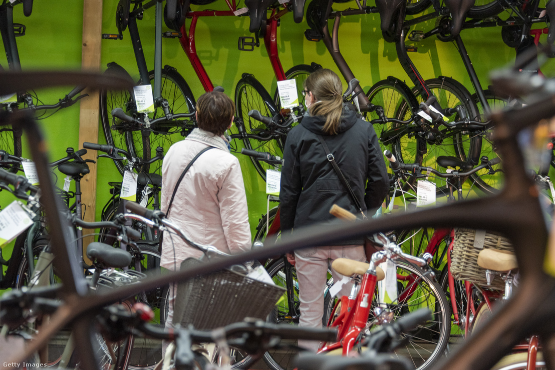 Vásárlók kerékpárokat keresnek egy áruházban 2020. május 14-én