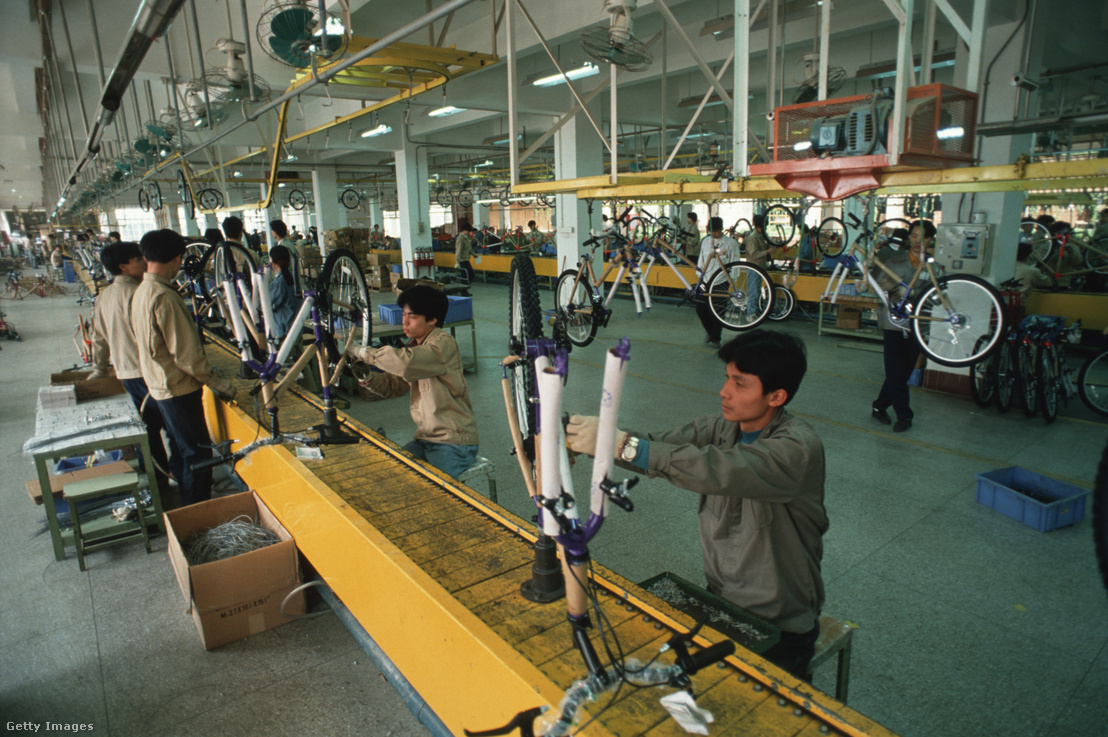 Egy kerékpárgyár dolgozói szerelik össze a bicikliket Kínában