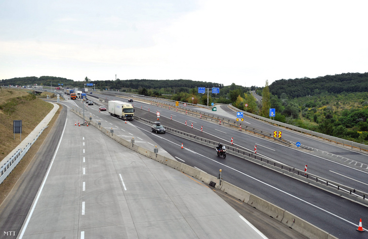 Járművek haladnak az M0 autópálya M1 és M6 közti kétszer három sávosra bővített szakaszán Budapesten, 2012. augusztus 23-án