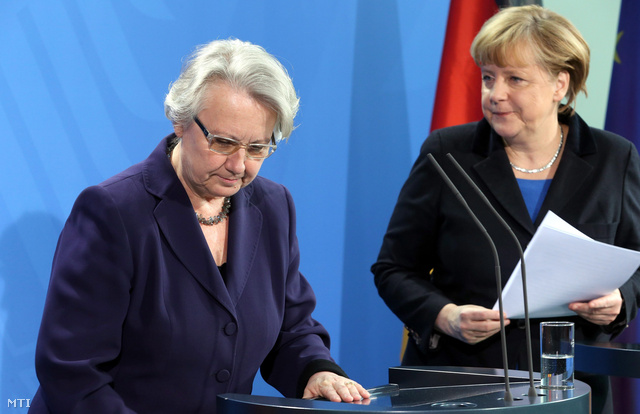 Anette Schavan német oktatási és kutatási miniszter (b) és Angela Merkel német kancellár egy berlini sajtótájékoztatón 2013. február 9-én, ahol a plágiumügyben elmarasztalt Schavan bejelenti lemondását.