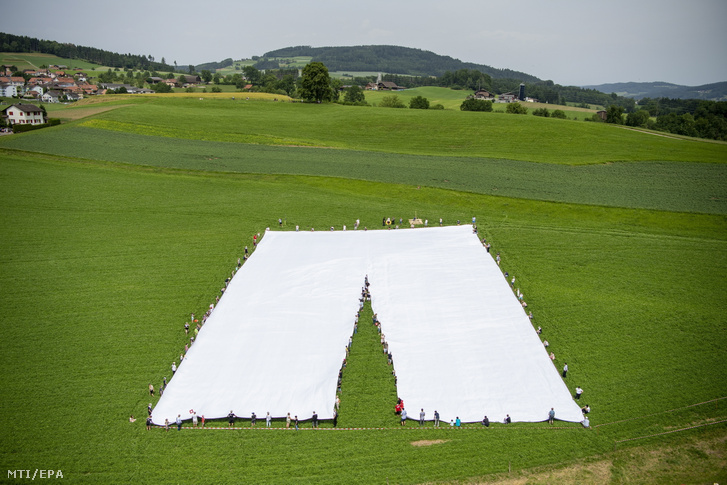 A világ legnagyobb nadrágja a svájci Beromunsterben 2021. június 20-án