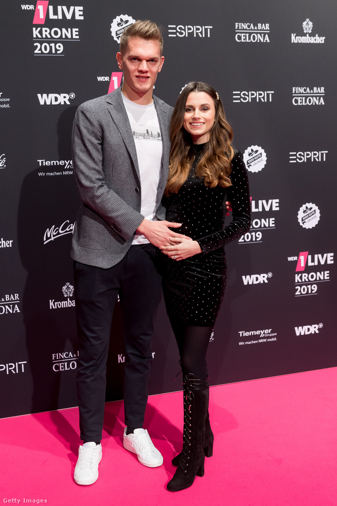 Matthias Ginter egy 27 éves védő, felesége, Christina Ginter éppen terhes volt, amikor ez a kép készült róluk 2019 decemberében.
