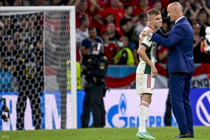 Schäfer András (b) és Marco Rossi szövetségi kapitány a koronavírus-járvány miatt 2021-re halasztott 2020-as labdarúgó-Európa-bajnokság F csoportjának utolsó fordulójában játszott Németország–Magyarország-mérkőzés végén a müncheni Allianz Arénában 2021. június 23-án