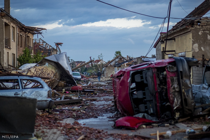 Megrongált házak és autók a dél-morvaországi Mikulcice településen 2021. június 25-én