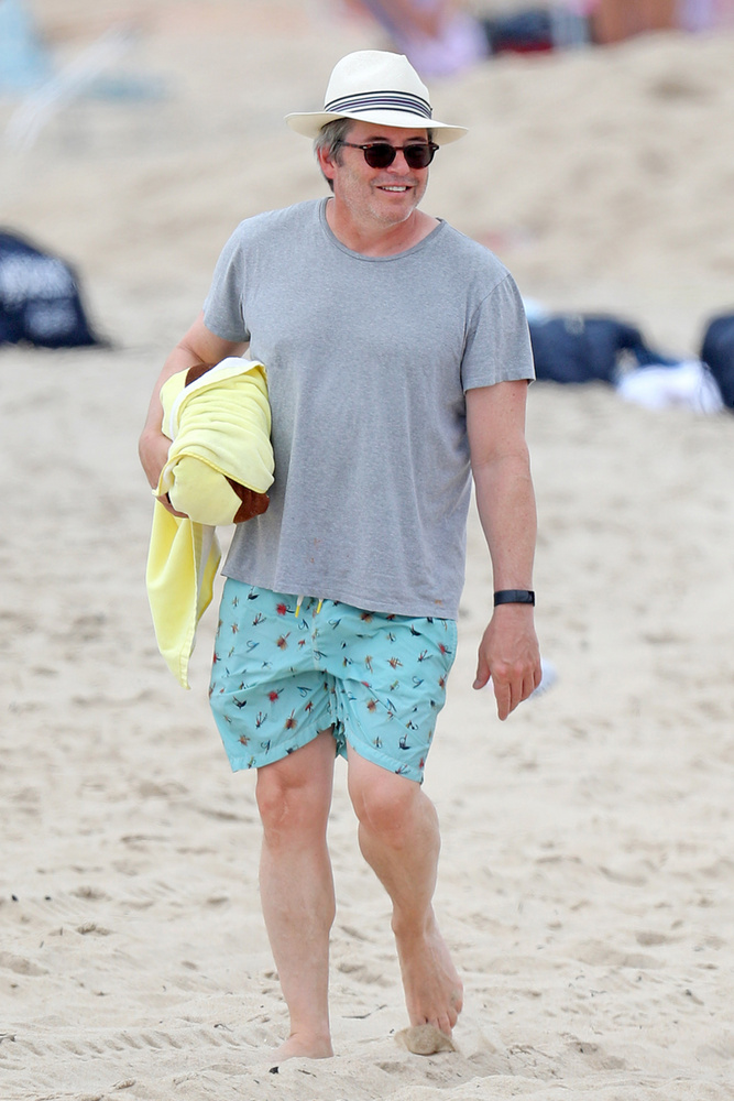 Az 59 éves Matthew Broderick Hampton-vidék egyik strandján látható