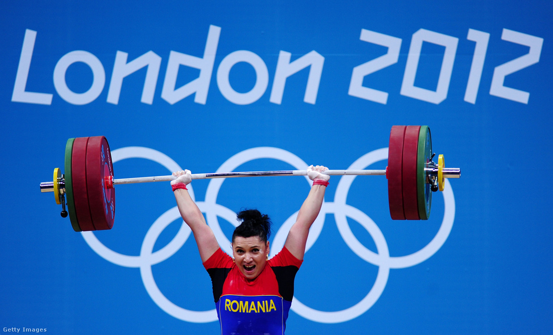 A román Roxana Daniela Cocos a női 69 kg-os súlyemelésben versenyez a 2012. évi londoni olimpiai játékok ötödik napján 2012. augusztus 1-jén Angliában