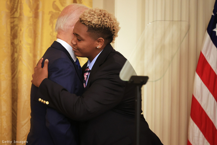 Joe Biden elnök a megemlékezésen megölelte a transznemű aktivistát, Ashton Motát