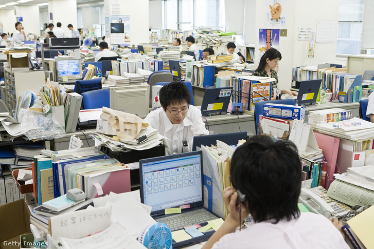 Irodai dolgozók egy tokiói irodában 2008. július 28-án
