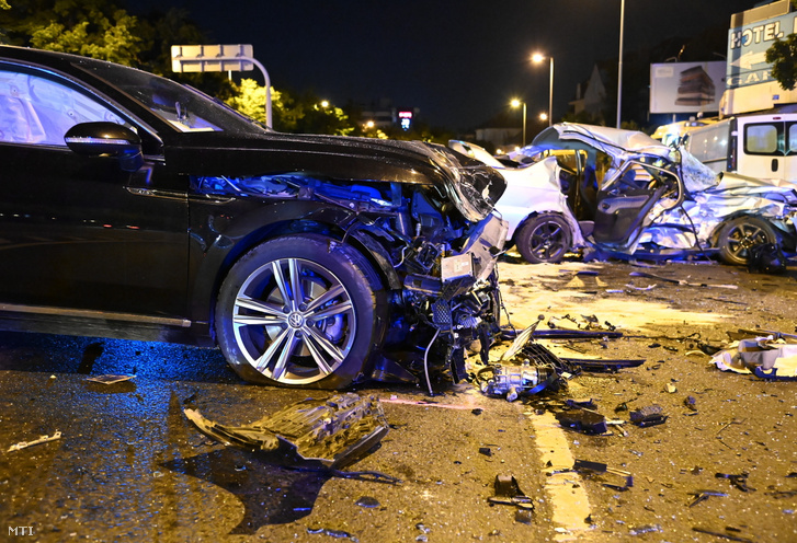 Összetört személygépkocsik miután összeütköztek Budapesten a Hegyalja úton 2021. június 26-án