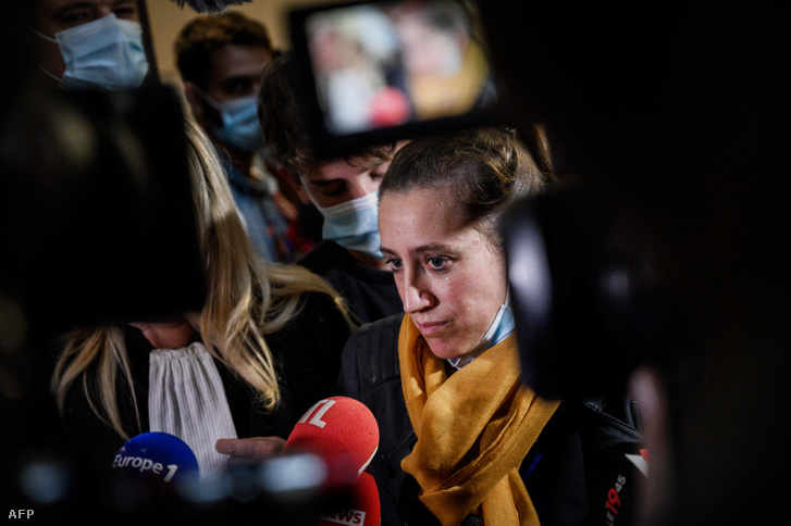 Valérie Bacot ítélethirdetését követően ügyvédei között 2021. június 25-én