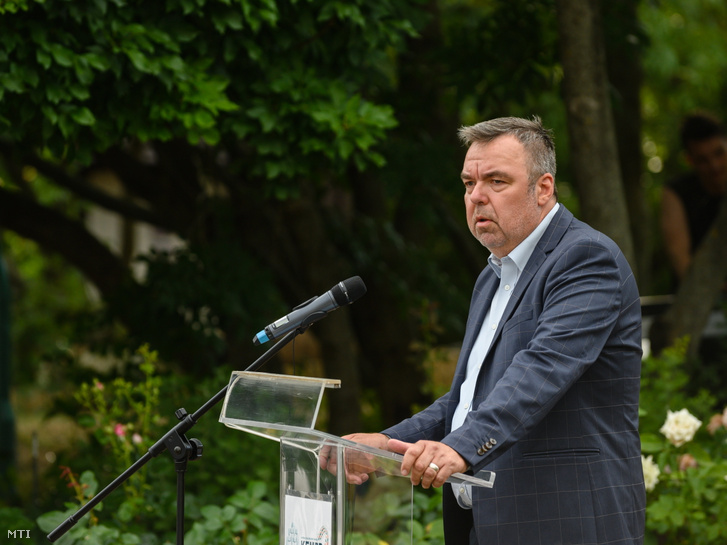 L. Simon László fideszes országgyűlési képviselő beszédet mond a IX. Emlékparki Nyár rendezvénysorozat megnyitóján a pákozdi Katonai Emlékparkban 2021. június 25-én
