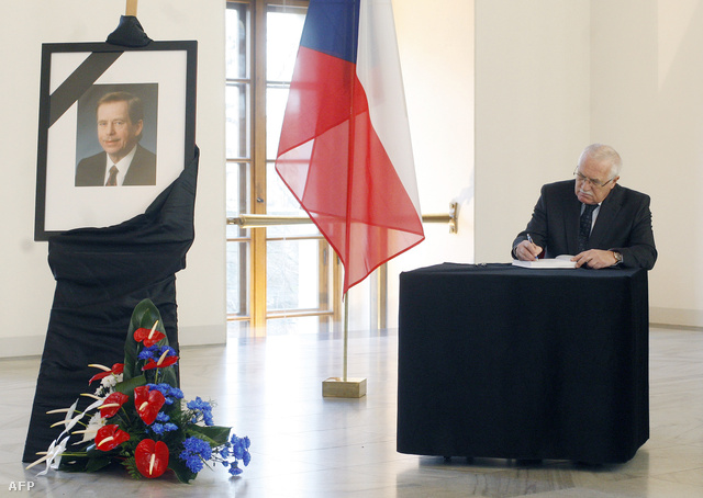 Vaclav Klaus írásban fejezi ki részvétét az elhúnyt Vaclav Havel gyászkönyvébe 2011-ben, röviddel Havel halála után