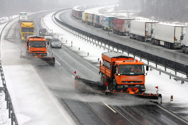 A havazás miatt a magyar-szlovén határon fennálló forgalomkorlátozás következtében kamionok vesztegelnek az M7-es autópálya Nagykanizsa-Eszteregnye közötti szakaszán.