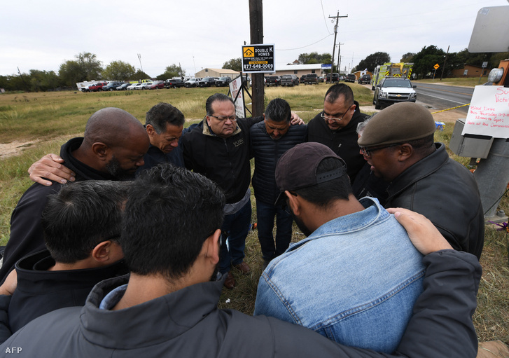A helyi egyházak 12 lelkészéből álló csoportja imádkozik a tömeges lövöldözés áldozataiért, amelyben 26 ember meghalt 2017. november 8-án Texasban, Sutherland Springsben