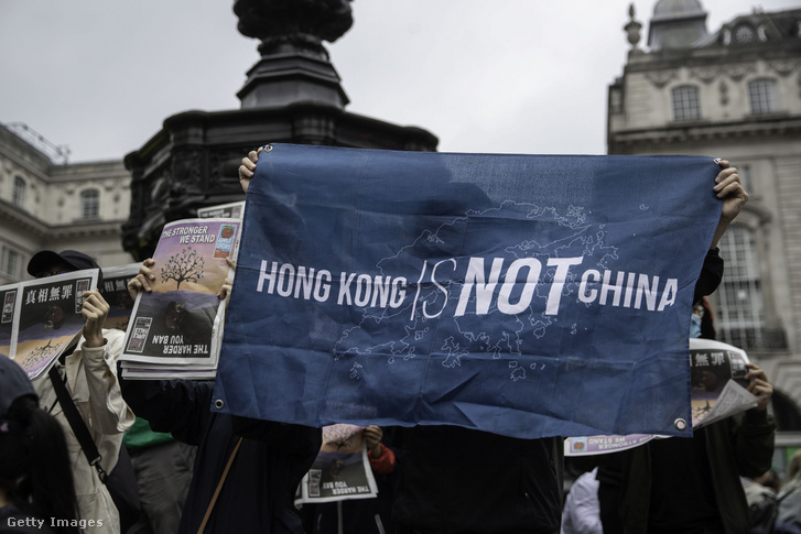 2021 június 27-én, vasárnap Londonban tartottak szolidaritástüntetést a hongkongi lap hívei