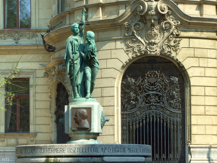 A Magyar Igazság kútja a főváros VIII. kerületében, a Szabó Ervin téren, a Wenckheim-palota előtt 2013. április 21-én