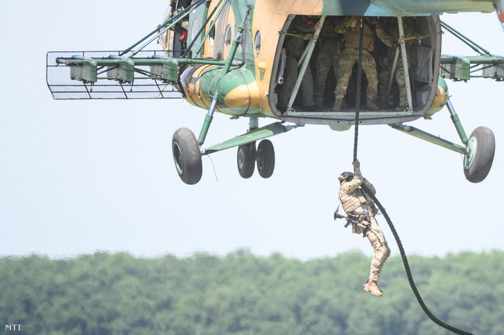 Katonák kötélen ereszkednek le egy Mi-17 típusú harci helikopterből a Black Swan 2021 nemzetközi gyakorlaton a Magyar Honvédség Bakony Harckiképző Központ újdörögdi lő- és gyakorlóterén 2021. június 15-én