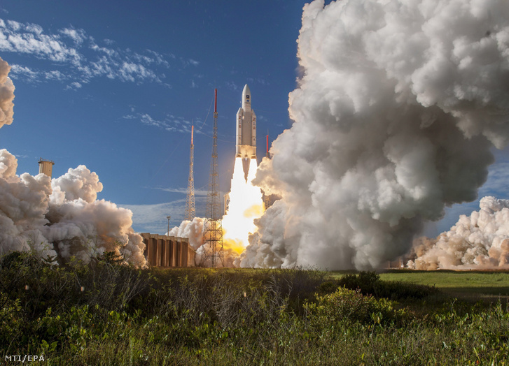 A levegőbe emelkedik egy Ariane 5-ös hordozórakéta a Francia Guyanán, Kourouban lévő Guyanai Űrközpontban 2018. július 25-én