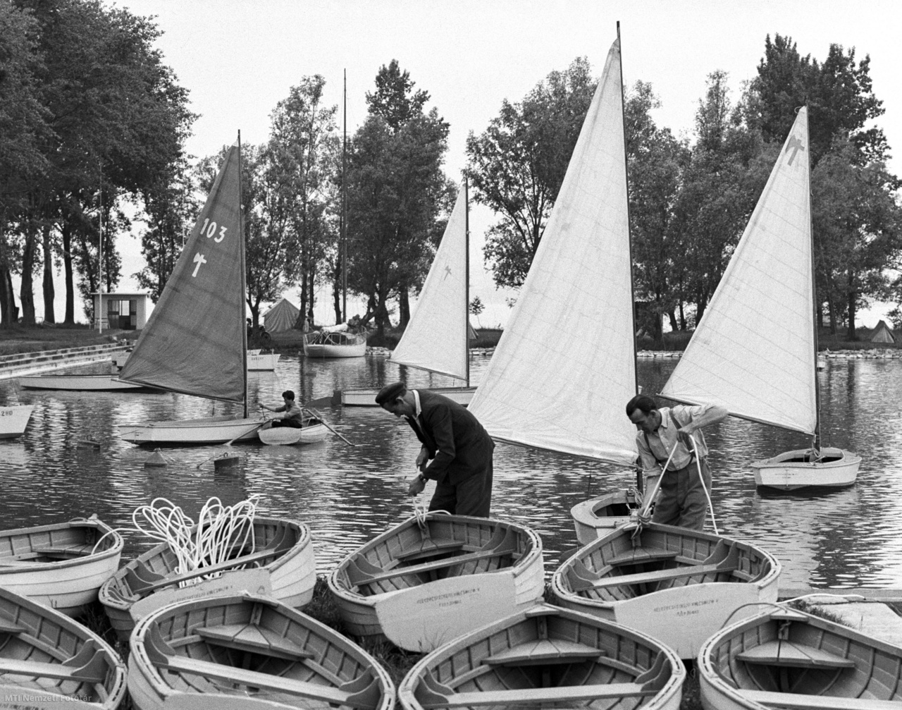 A Belkereskedelmi Kölcsönző Vállalat munkatársai szállításra készítik elő a csónakokat és vitorlásokat a vállalat balatonboglári telepén 1963. május 24-én