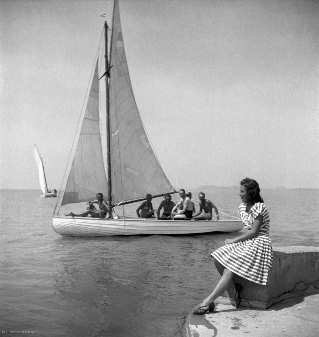 Balatonlelle, 1947. július 20. Vitorlázó férfiak néznek egy napozó fiatal lányt