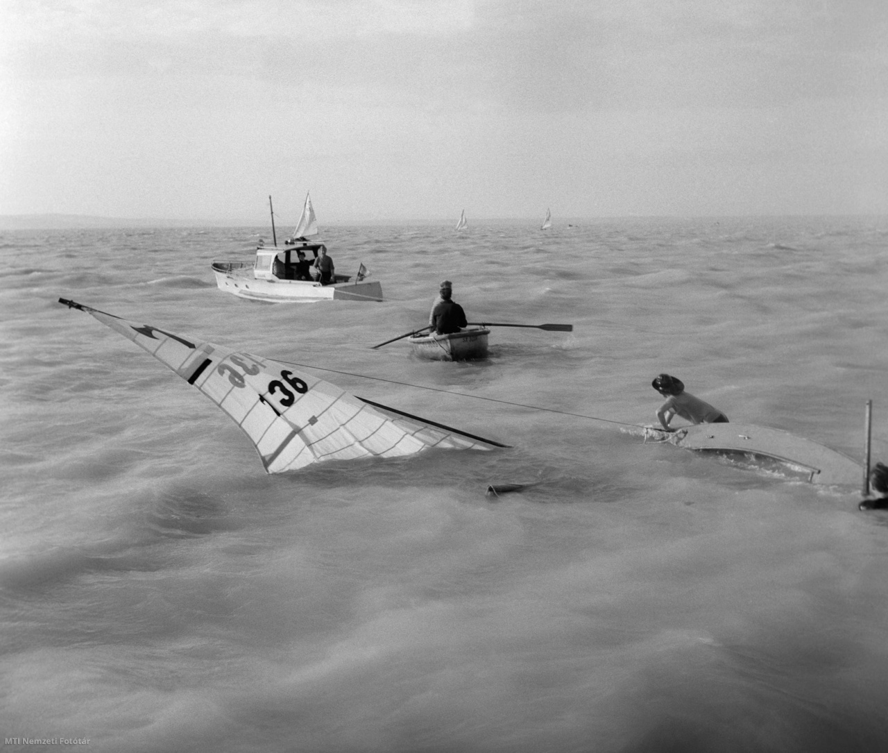 Viharban felborult vitorlást mentenek a Balatonban 1959. július 3-án