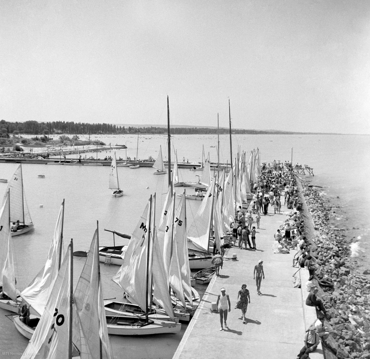 Siófok, 1952. július 14. Vitorlázók és nyaralók a kikötött vitorlások mellett a siófoki mólónál