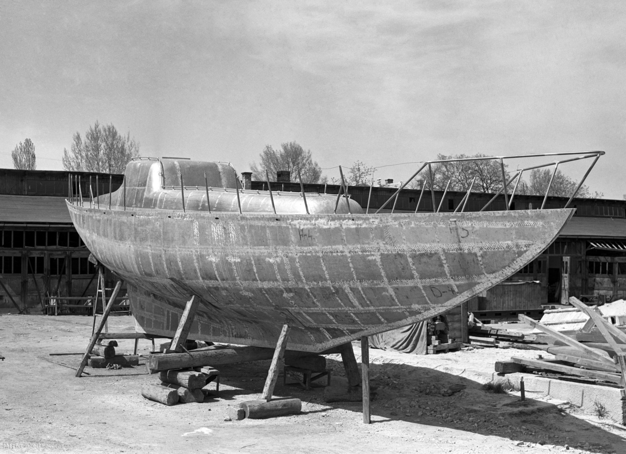 Alumínium hajótest készül a Balatonfüredi Hajógyárban 1955. május 5-én