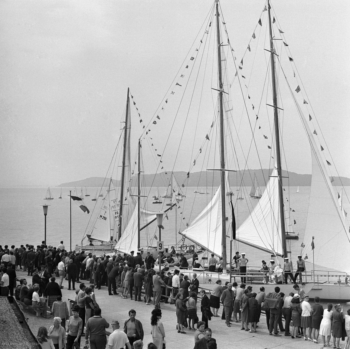 A Magyar Vitorlás Szövetség 1967. május 21-én Balatonfüreden rendezte meg hagyományos vitorlabontó ünnepségét. Az évadnyitón Csanádi Árpád, az MTS elnökhelyettese mondott ünnepi beszédet, majd a Himnusz hangjaira felvonták az egyesületek hajóira a vitorlákat. Utána látványos versenyben gyönyörködhetett a sportszerető közönség