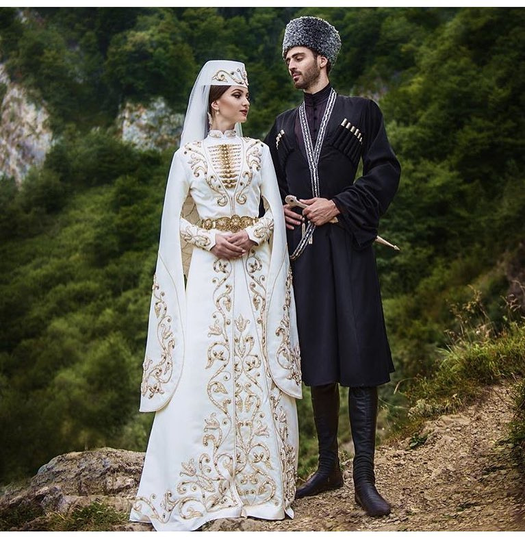 Dél-Oszétia egy független állam a Kaukázusban Grúzia és Oroszország között, ahol a két kultúra jegyei a hagyományos esküvői viseletben is megjelennek. Az arany díszítés és a hosszú ujj elengedhetetlen része a ruhának, ahogy a vastag öv is, amire talizmánként tekintenek.