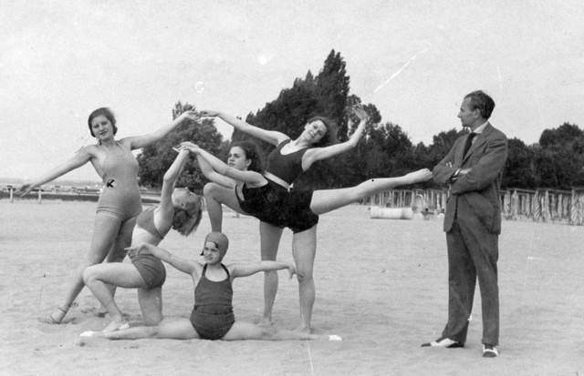 Tornázó lányok a siófoki parton 1933-ban