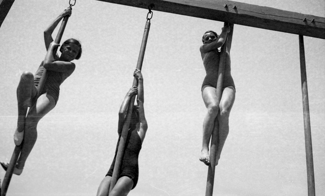 Lányok tornáznak a balatonföldvári kikötőnél 1936-ban