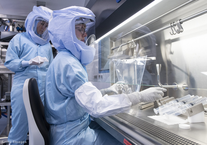 Védőfelszerelést viselő laboratóriumi asszisztensek a BioNTech marburgi laboratóriumában 2021. március 27-én