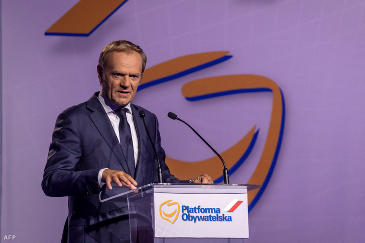 Donald Tusk beszédet mond az ellenzéki Polgári Platform (PO) országos tanácsának kongresszusán Varsóban 2021. július 3-án