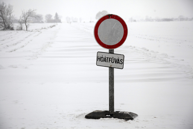 Lezárást jelző tábla a Zala megyei Újudvarnál a Magyarszerdahely felé vezető szakaszon