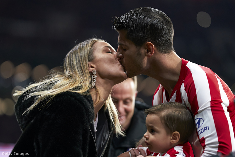 Ez a csókfotó tavaly januárban készült a most 28 éves spanyol futballistáról és feleségéről