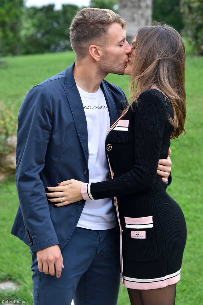 Ciro Immobile és Jessica Melena itt egy 2019-es képen csókolóznak, de a feleség Instájáról nézzünk még egy frissebb képet is!