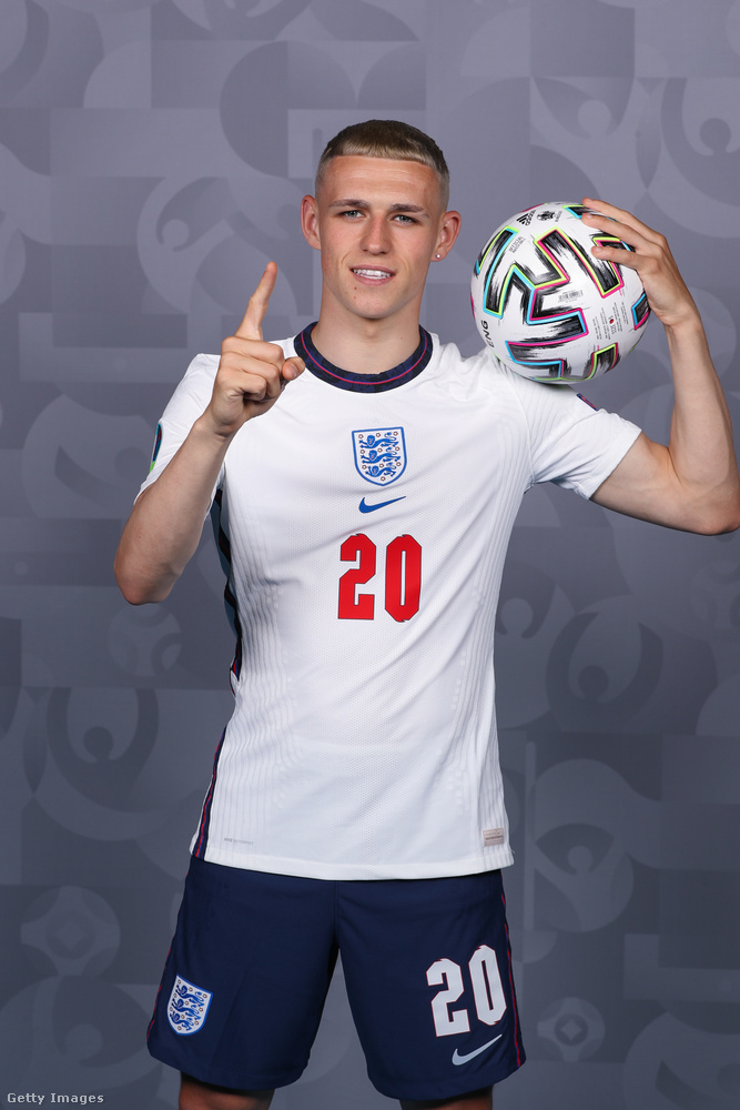 A képen látható Phil Foden az angol válogatott egyik legfiatalabb tagja: ő 2000 májusában született, 21 éves