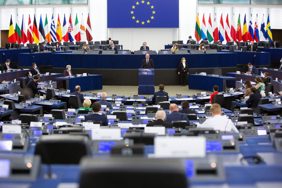 „Ez a törvény szégyenteljes” – Az EP-ben vitáznak a melegellenes magyar törvényről