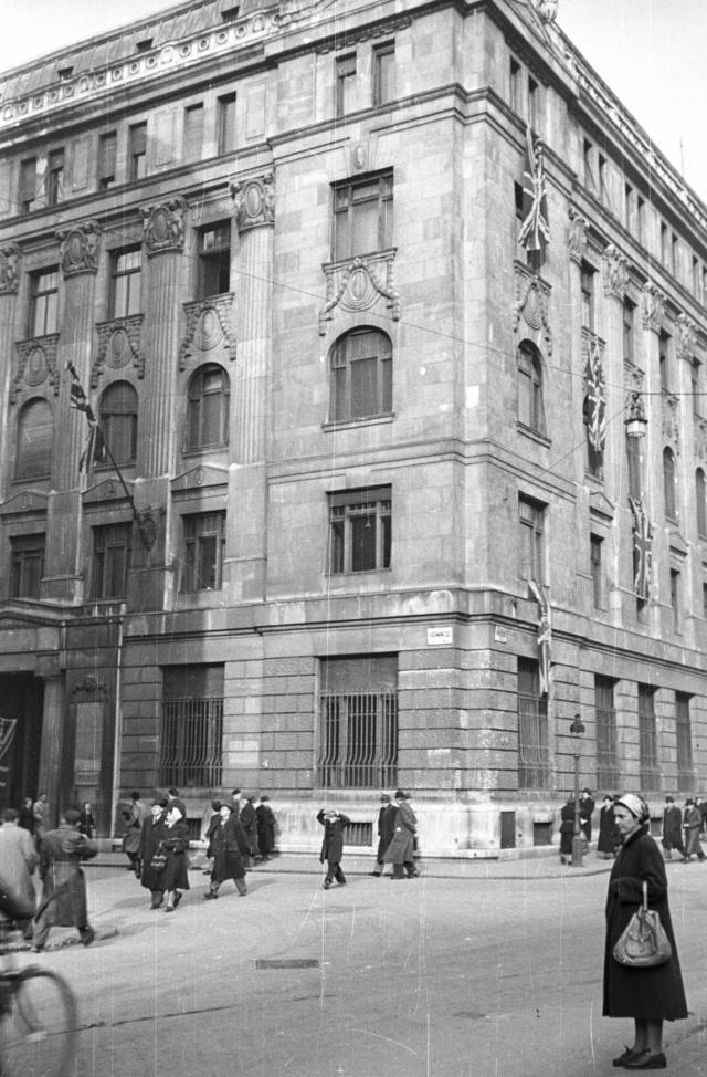 A brit nagykövetség épülete a Harmincad utca és az Erzsébet (Engels) tér sarkán (1956).