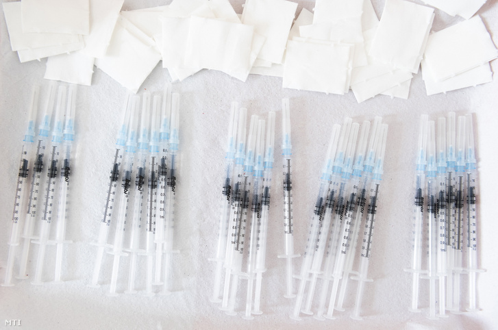 Oltáshoz előkészített Pfizer-BioNTech koronavírus elleni oltóanyaggal a Comirnaty-vakcinával töltött fecskendők
