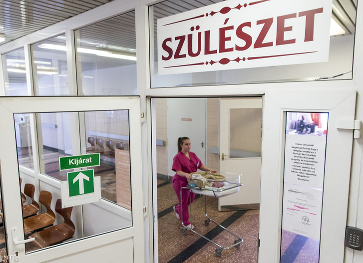 Egy nővér kisbabát tol a győri Petz Aladár Megyei Oktató Kórház családbarát szülészetén 2020. február 25-én
