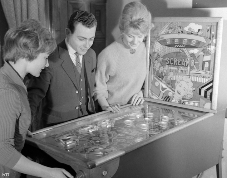 Vendégek játszanak egy flippergépen a Pannónia Kávéházban, az ország első játékeszpresszójában, ahol nyolc különböző játékgép közül választhatnak a vendégek 1962-ben
